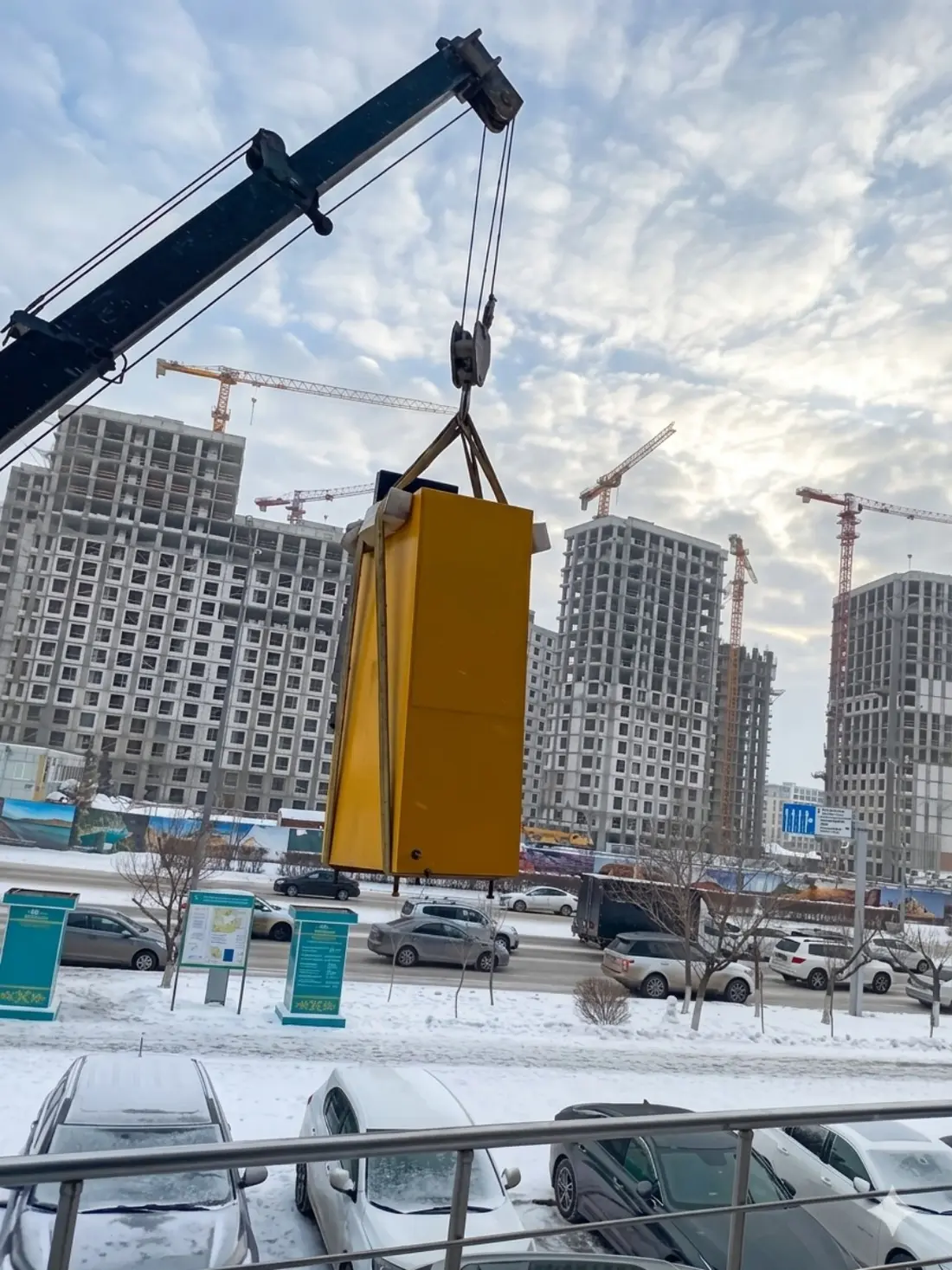 Кран нысанда сары терминалды көтеріп жатыр